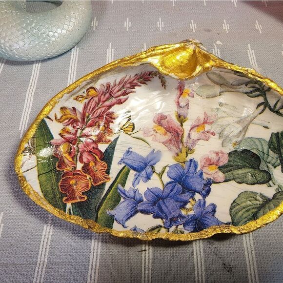 DECOUPAGE CLAM SHELL DECOUPAGE FLOWERS 💐 ON A CLAM SHELL TRINKET DISH - Picture 4 of 10